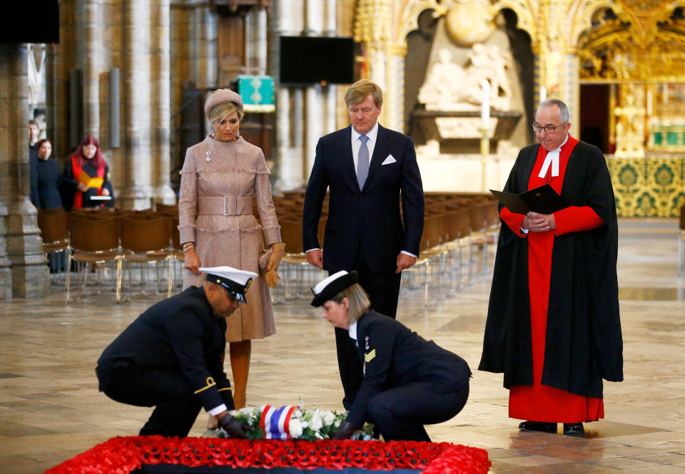 <p>El cinto grueso con detalles brillosos le dio un toque de glamour y modernidad a su look. Junto al rey Willem-Alexander ella puso una corona al Soldado Desconocido en la Abadía Westminster. <br>REUTERS/Henry Nicholls </p>