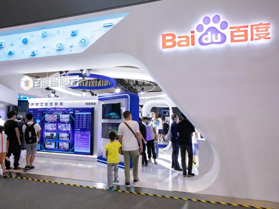 Les gens visitent le stand de Baidu lors de la Conférence mondiale sur l'intelligence artificielle 2021 au Shanghai World Expo Center le 10 juillet 2021 à Shanghai, en Chine.