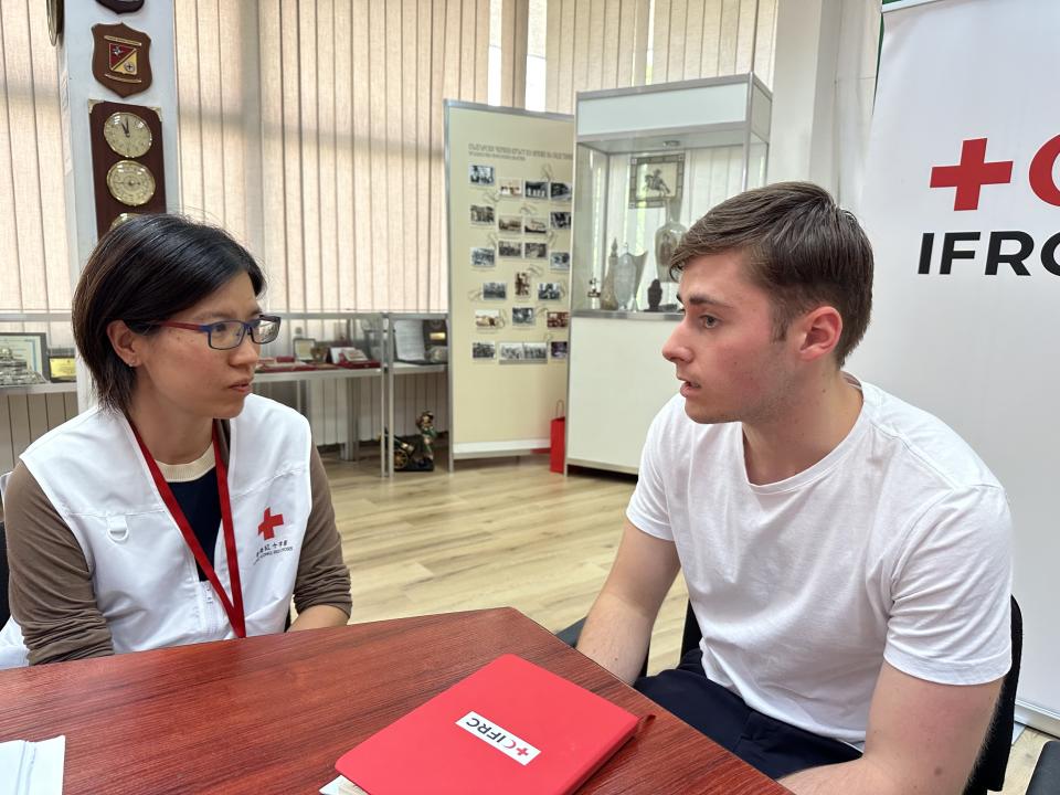 香港紅十字會國際及賑災服務主管程德君（左）則與當地烏克蘭青年交流，提及他們升學和求生的掙扎。（紅十字會提供圖片）
