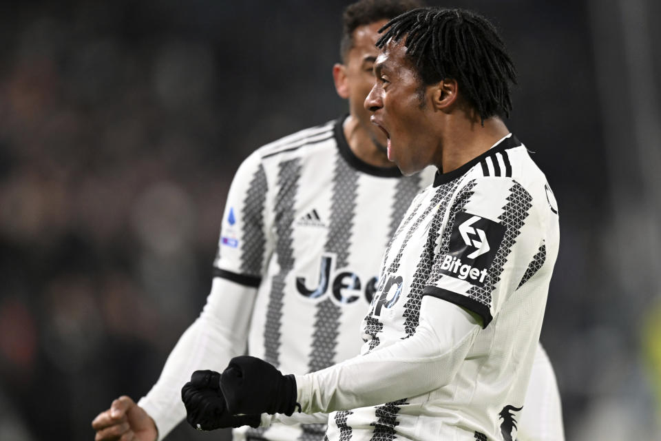 Juan Cuadrado celebra tras marcar un gol para la Juventus ante Torino en la Serie A, el martes 28 de febrero de 2023. (Tano Pecoraro/LaPresse vía AP)