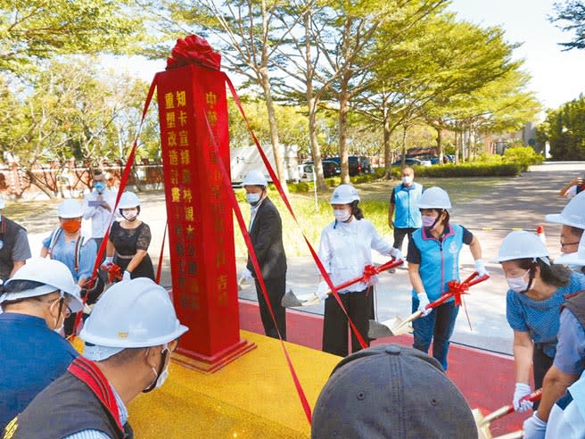 花蓮縣政府運用花東基金7500萬元，推動「知卡宣綠森林親水公園園區重塑改造計畫」，3日舉辦動土祈福儀式。（羅亦晽攝）