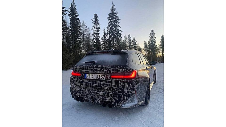 BMW公布首款量產的M3 Touring高性能旅行車冰上測試預告圖