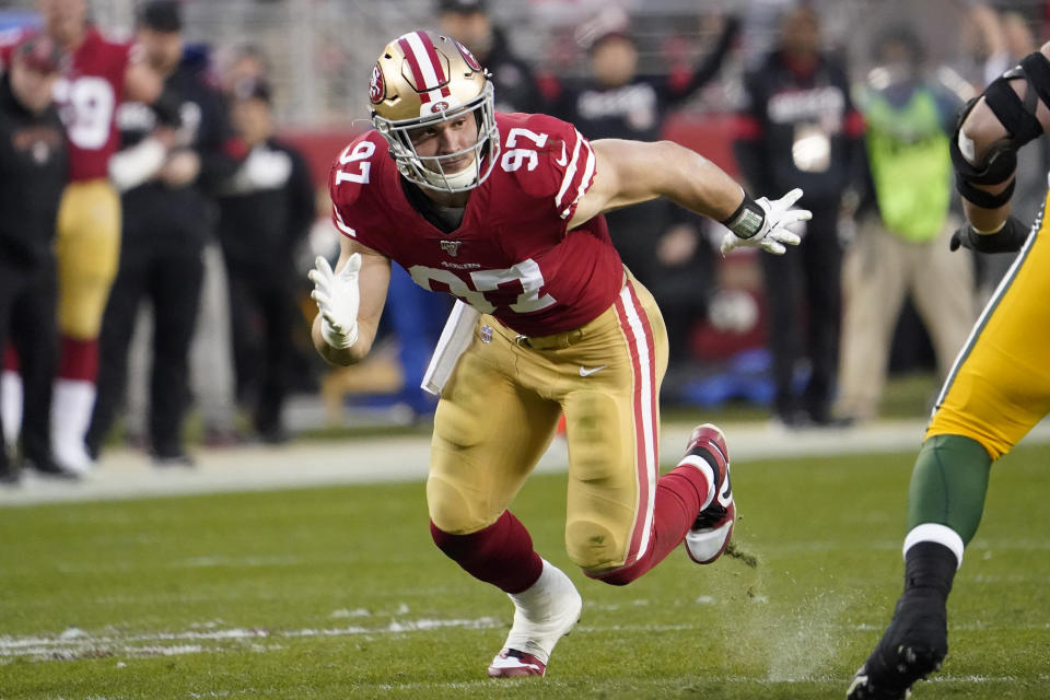 El defensive end Nick Bosa, de los 49ers de San Francisco, arranque desde un extremo ante los Packers de Green Bay, en el duelo por el campeonato de la Conferencia Nacional de la NFL, el domingo 19 de enero de 2020, en Santa Clara, California. (AP Foto/Tony Avelar)