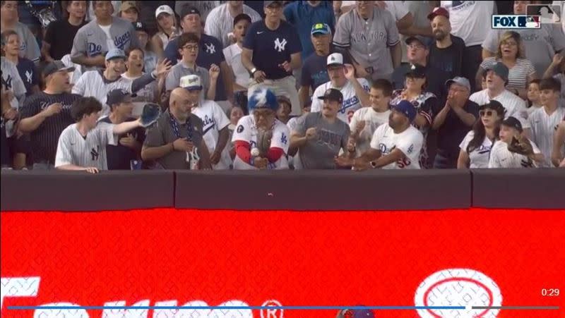 賈吉（Aaron Judge）本季第22轟打到觀眾席的道奇球迷反彈回場內。（圖／翻攝自MLB官網）