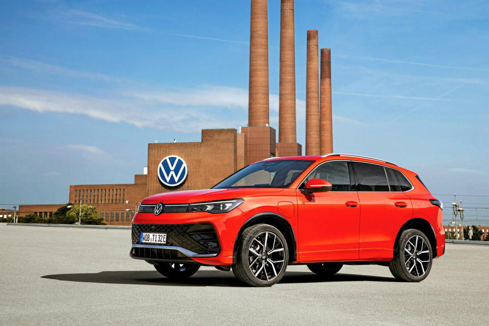 Posant fièrement devant l'usine historique de Wolfsburg, le nouveau Tiguan e-hybrid sera aussi disponible en diesel.  - Credit:Ingo Barenschee