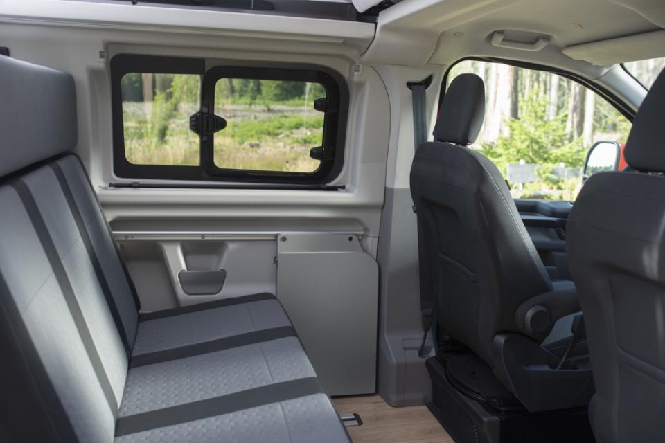 車內的空間一樣很寬敞，而前方座椅也可以180度旋轉。