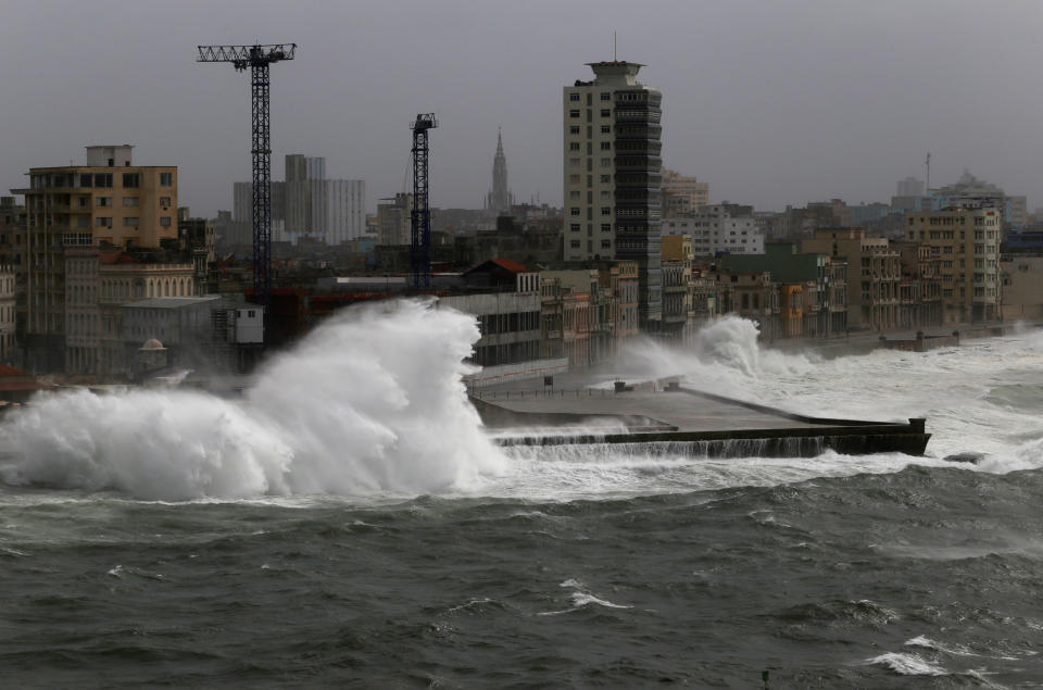 <p>Fuerte oleaje en el Malecón de La Habana (REUTERS) </p>