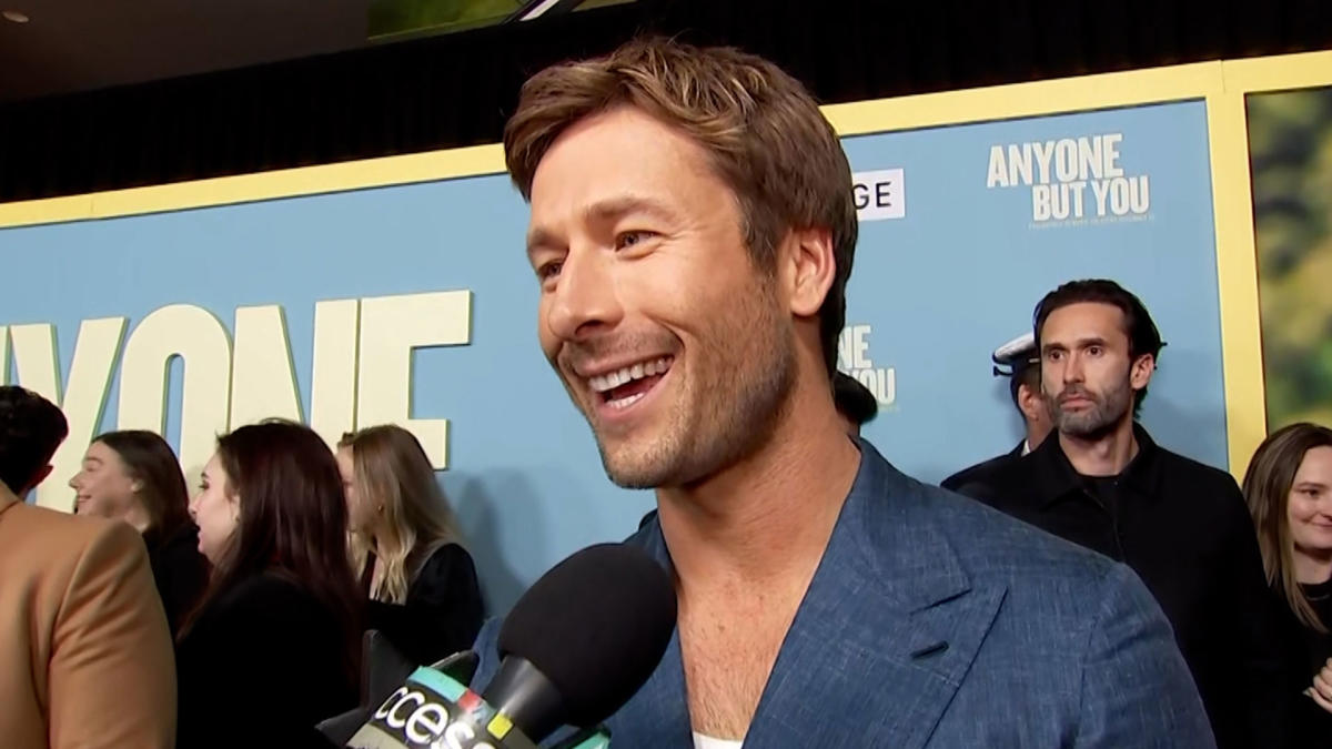 Glen Powell and His Family Wear Matching 'Elf' Costumes: Video