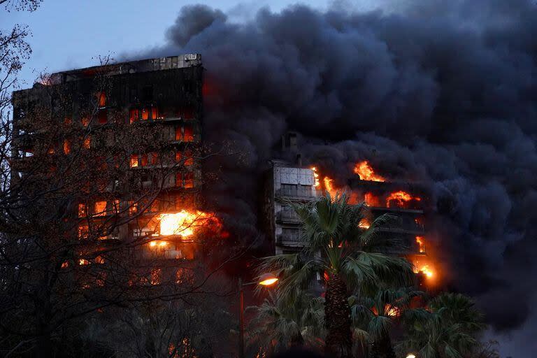 Así se veía el edificio durante el incendio