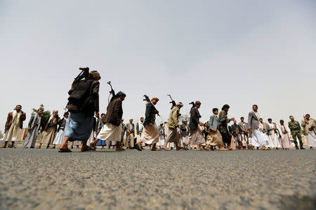 Tribesmen loyal to the Houthi movement perform the traditional Baraa dance as they attend a gathering to show support to the movement in Sanaa, Yemen, May 26, 2016. REUTERS/Khaled Abdullah