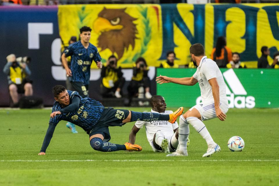 Emilio Lara enfrentando al Real Madrid. (CHRIS TUITE/AFP via Getty Images)