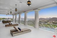 Kick back and relax on the balcony, while taking in views of of Lake Sherwood and the Santa Monica Mountains.