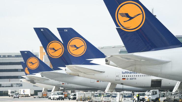 ARCHIV - 14.03.2018, Hessen, Frankfurt/Main: Lufthansa-Maschinen mit dem Kranich-Logo stehen am Frankfurter Flughafen. (Zu dpa «Lufthansa berichtet über Bilanz 2019 und Überlebenskampf 2020» Foto: Arne Dedert/dpa +++ dpa-Bildfunk +++ Foto: dpa