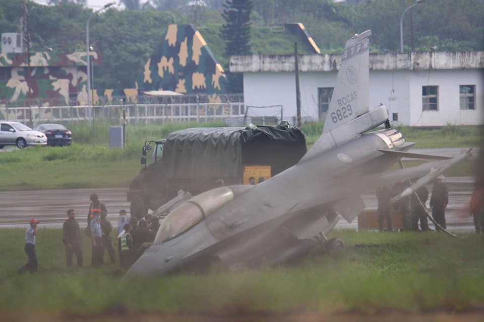 F-16戰機31日降落滑行時卻衝出了跑道，機鼻插進土裡。   圖：取自IDF經國號臉書