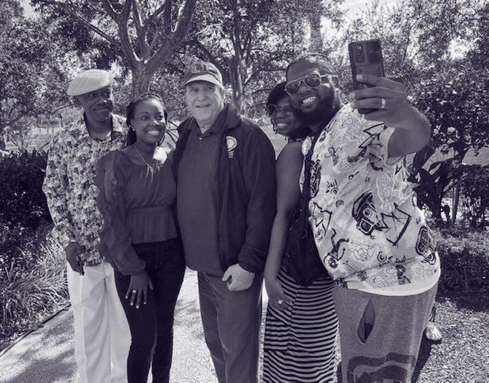 The commissioner, center, poses with tourists at Ferré Park in downtown Miami. Linda Robertson/lrobertson@miamiherald.com