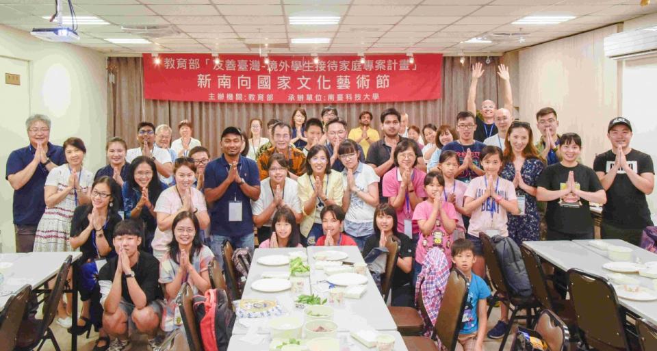 教育部舉辦新南向國家文化藝術節，參與者比出泰國打招呼的手勢。(教育部提供)