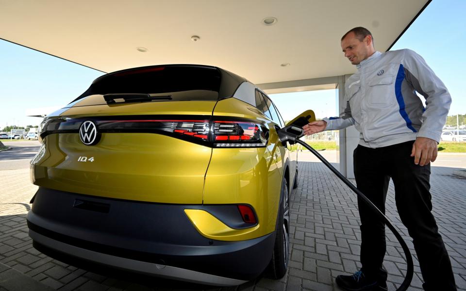 An employee presents the new electric Volkswagen model ID.4 - MATTHIAS RIETSCHEL /Reuters