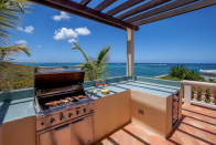 <p>Puedes encender la barbacoa y relajarte en la piscina. (Airbnb) </p>