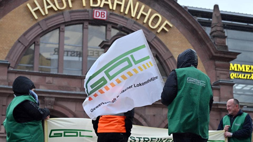 Das Bahnunternehmen Transdev und die Lokführergewerkschaft GDL haben sich auf einen neuen Tarifabschluss geeinigt. (Bild: dpa)