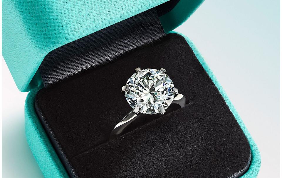 說到夢幻的求婚鑽戒品牌，怎能忘記裝在小藍盒中的 Tiffany Source: Tiffany & Co.