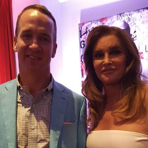 Jenner también posó con el retirado futbolista Peyton Manning.