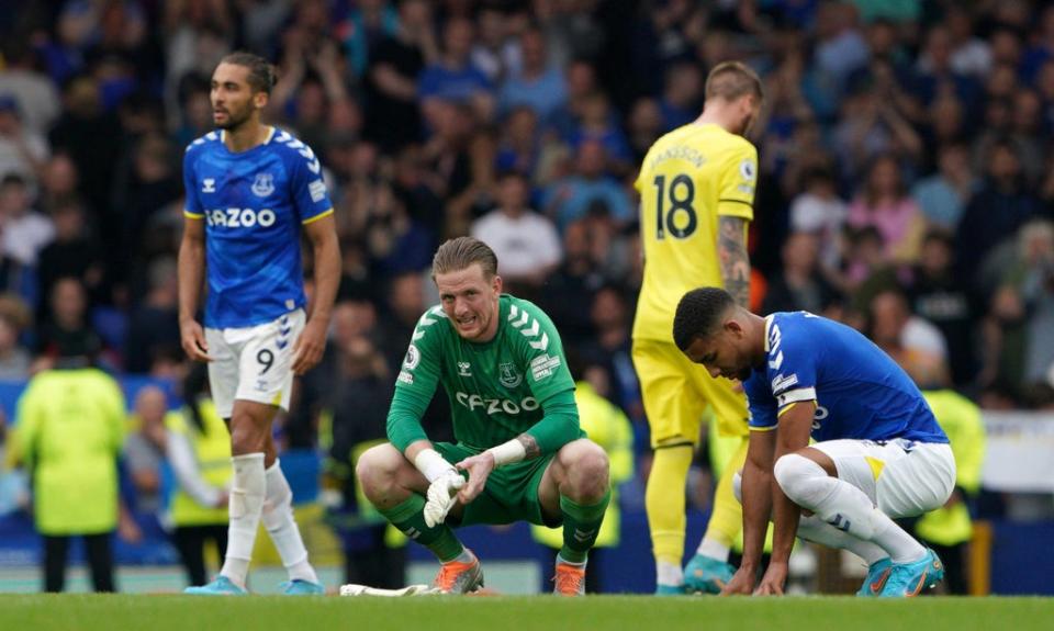 Everton players show their dejection after losing 3-2 to Brentford at Goodison (Peter Byrne/PA) (PA Wire)