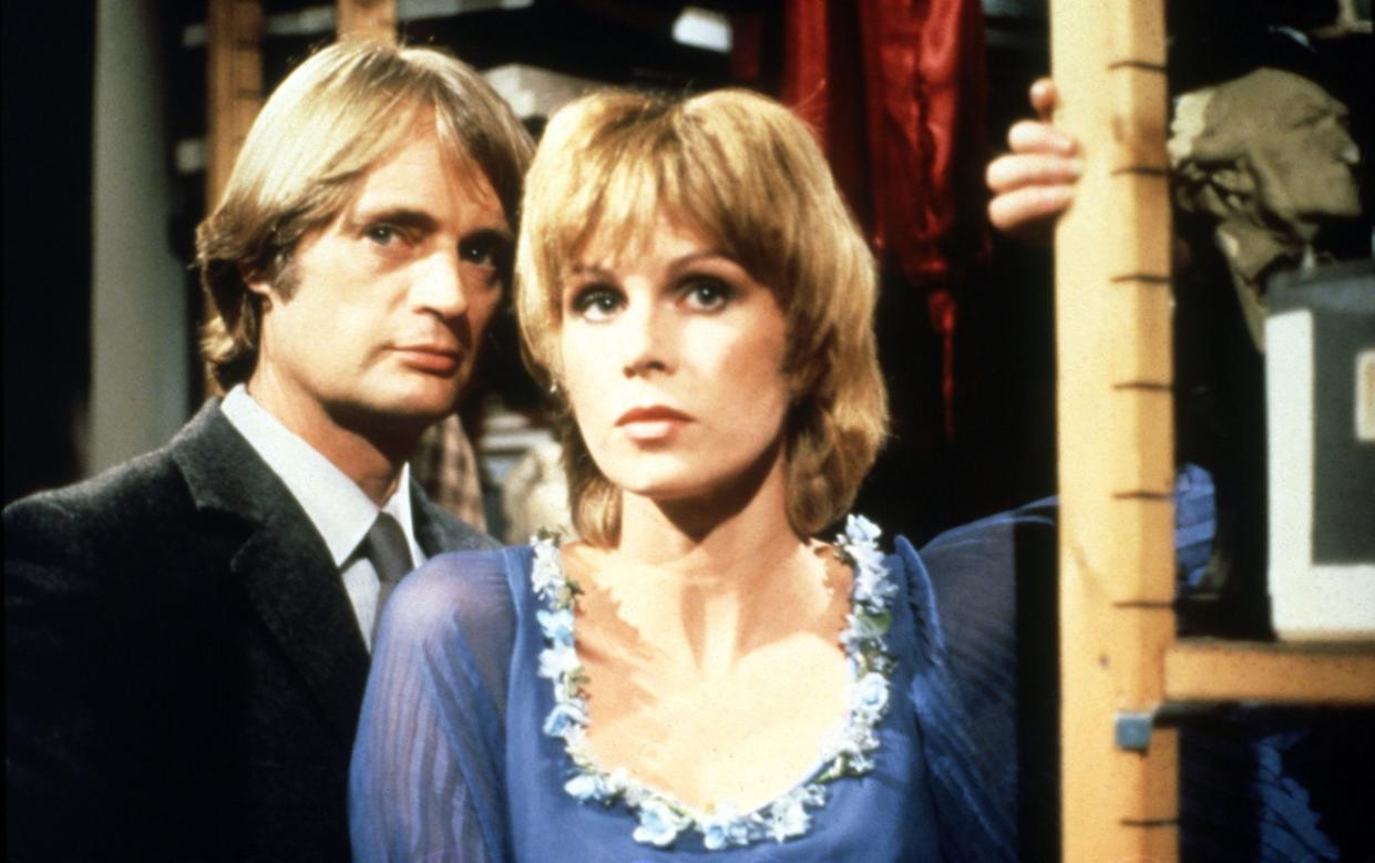 Spooky: David McCallum and Joanna Lumley in Sapphire & Steel - Alamy