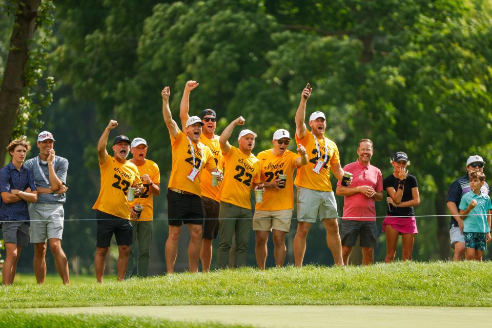 Los fanáticos de Iowa de Noah Kent reaccionan en el hoyo 10 durante las semifinales del US Amateur 2024 en el Hazeltine National Golf Club en Chaska, Minnesota, el sábado 17 de agosto de 2024. (Chris Keane/USGA)