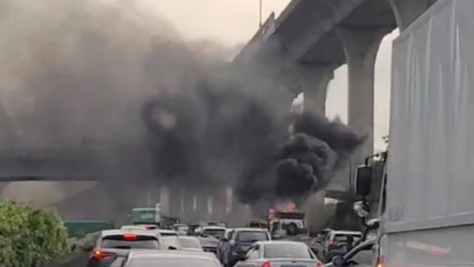 國道全陷入一片黑煙之中。（圖／翻攝自行車紀錄器群組）