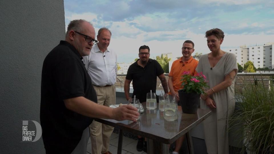 Als Aperitif reicht Torsten (links) seinen Gästen (von links) Tim, David, Michel und Marie einen Gin mit Gurke und Pfeffer.
 (Bild: RTL)