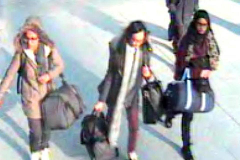 Terror trip: Two 15-year-old girls and a 16-year-old girl caught on CCTV at Gatwick travelling to Turkey: AP