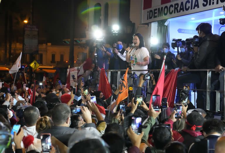"¡Democracia sí! ¡Comunismo no!", clama el cartel en el balcón de la sede de campaña de Keiko Fujimori