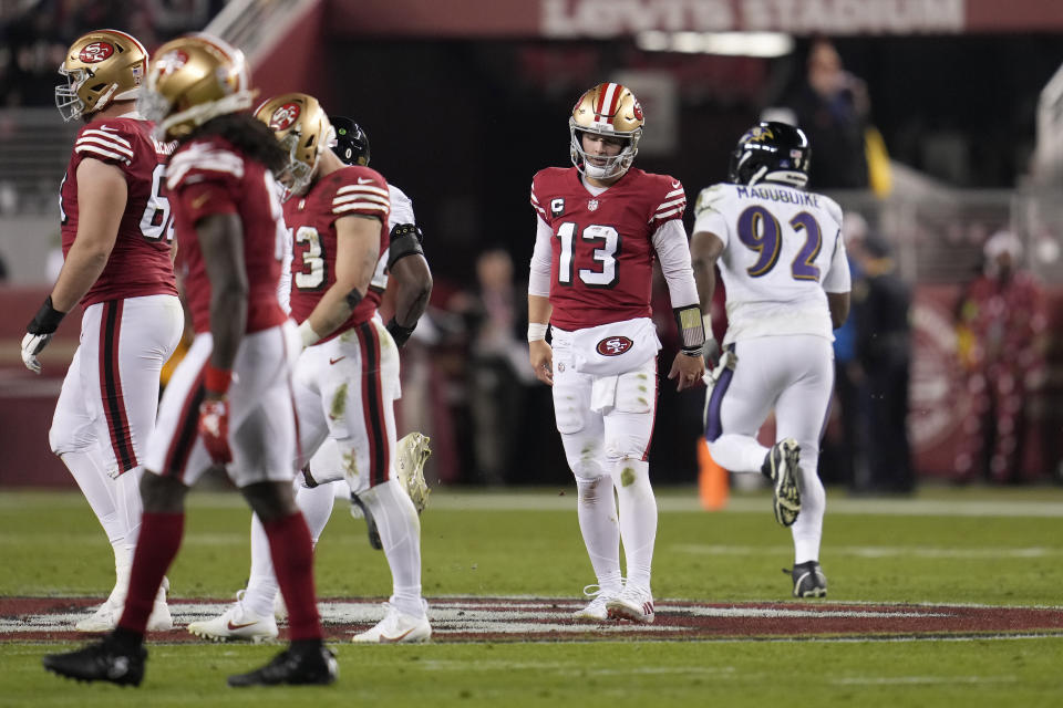 San Francisco 49ers-Quarterback Brock Purdy (13) reagiert, nachdem er in der ersten Hälfte eines NFL-Footballspiels gegen die Baltimore Ravens in Santa Clara, Kalifornien, Montag, 25. Dezember 2023, eine Interception geworfen hat. (AP Photo/Godofredo A. Vásquez )