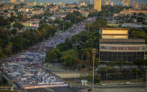 Miles de personas desfilan por una avenida durante la marcha del Día del Trabajo hacia la Plaza de la Revolución el domingo 1 de mayo de 2022, en La Habana, Cuba. (Foto AP/Ismael Francisco)