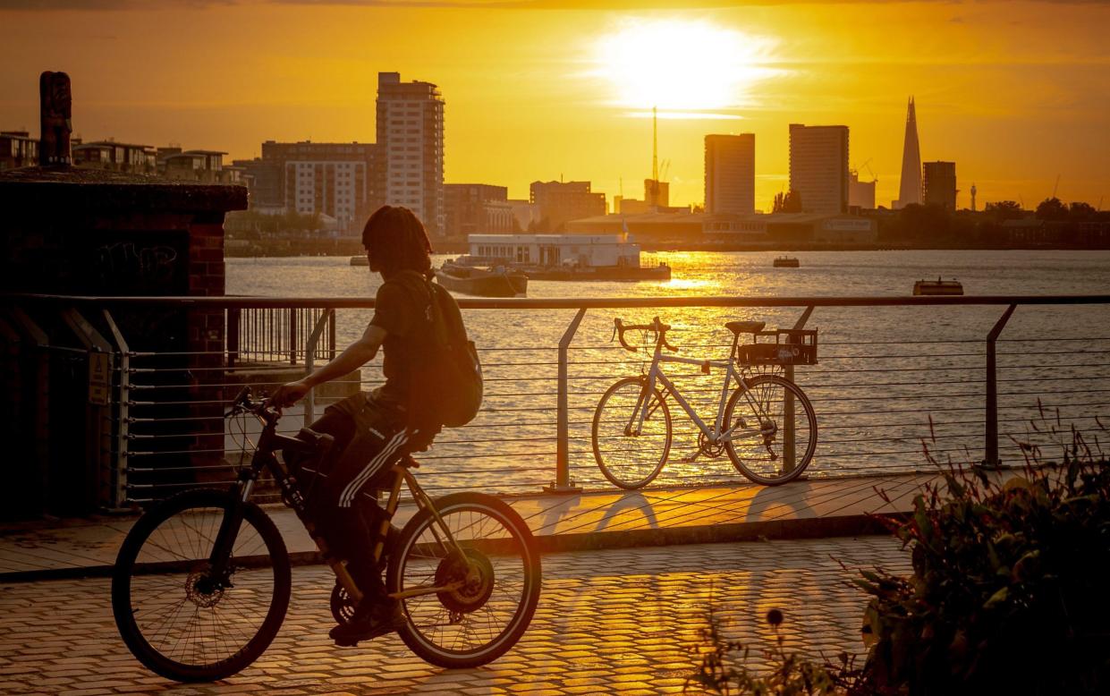 Man cycles in a sunny city - Hyper-local weather forecasts to predict temperature differences within streets