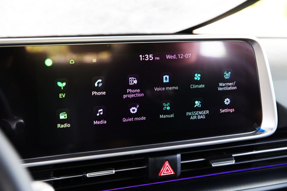 12.3吋中控觸控螢幕仍維持英文介面，整合了影音多媒體以及多元車輛機能設定，並可支援Apple Craplay & Android Auto手機連接功能。