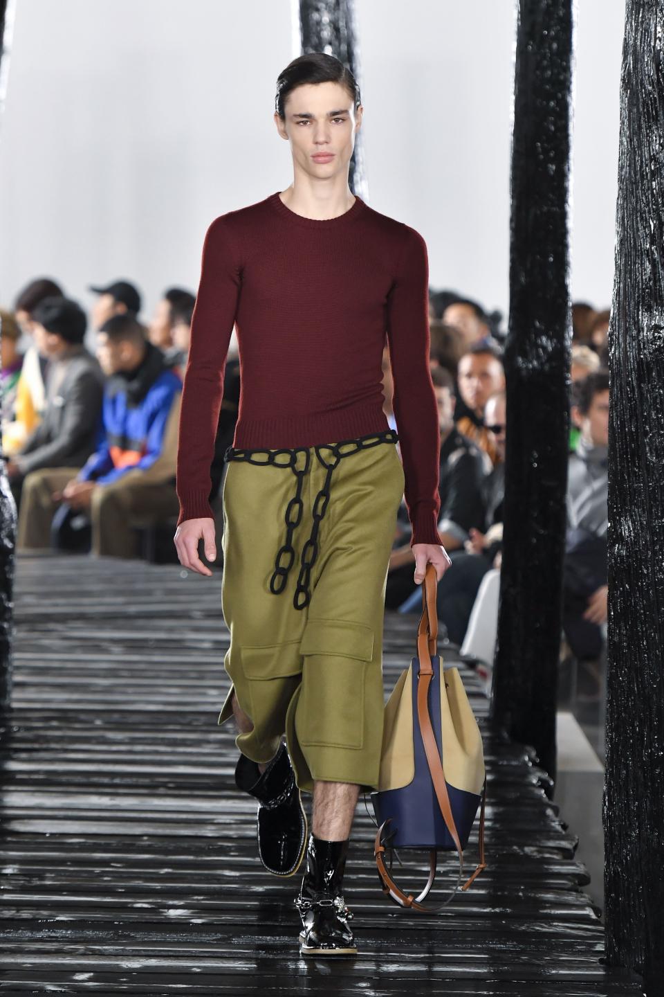 <h1 class="title">Loewe : Runway - Paris Fashion Week - Menswear F/W 2020-2021</h1><cite class="credit">Victor Virgile / Getty Images</cite>