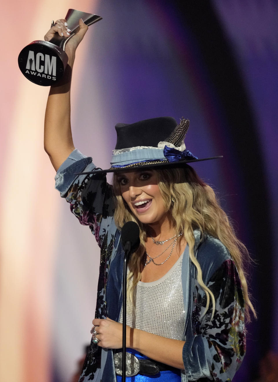 Lainey Wilson recibe el premio al álbum del año por "Bell Bottom Country" en la 58a entrega anual de los Premios de la Academia de Música Country el jueves 11 de mayo de 2023, en el Ford Center en Frisco, Texas. (Foto AP/Chris Pizzello)