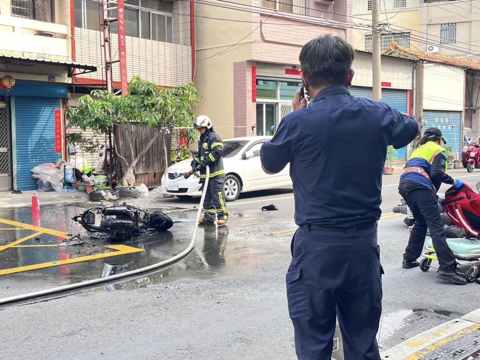 ▲彰化縣社頭鄉員集路一巷口發生二台機車碰撞事故，猛烈的撞擊，造成一部機車起火燃燒，嚇壞路人，二名騎士均受傷送醫。（民眾提供）