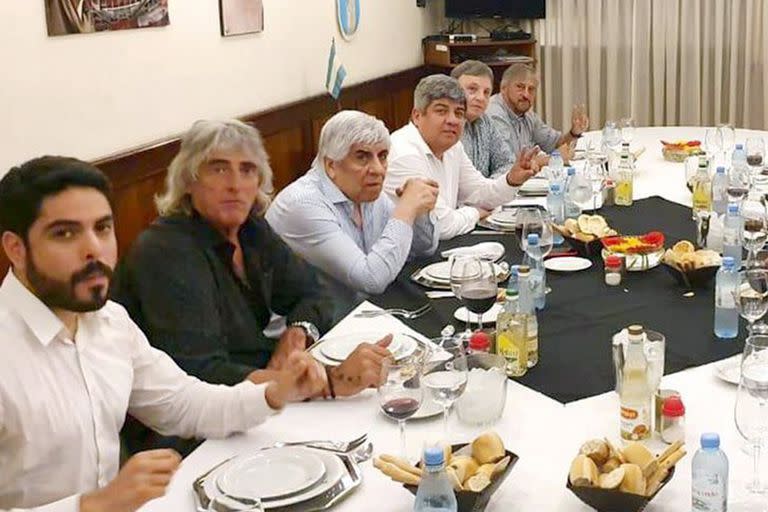 Hugo Moyano (H), Omar "Manguera" Pérez, Hugo Moyano, Pablo Moyano en una comida