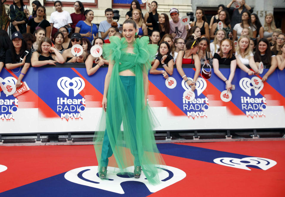 <p>La cantante del dúo Sofi Tukker arriesgó en la alfombra roja y no pasó el corte del buen gusto. (Foto: Reuters). </p>