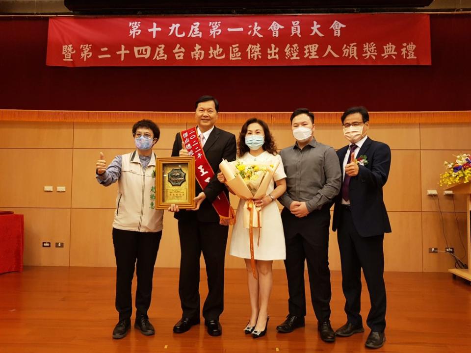 藝群集團總裁王正坤(左二)十九日獲台南地區傑出總經理CEO殊榮，醫學、管理專業備受台南市企業經理協進會肯定。(讀者提供)