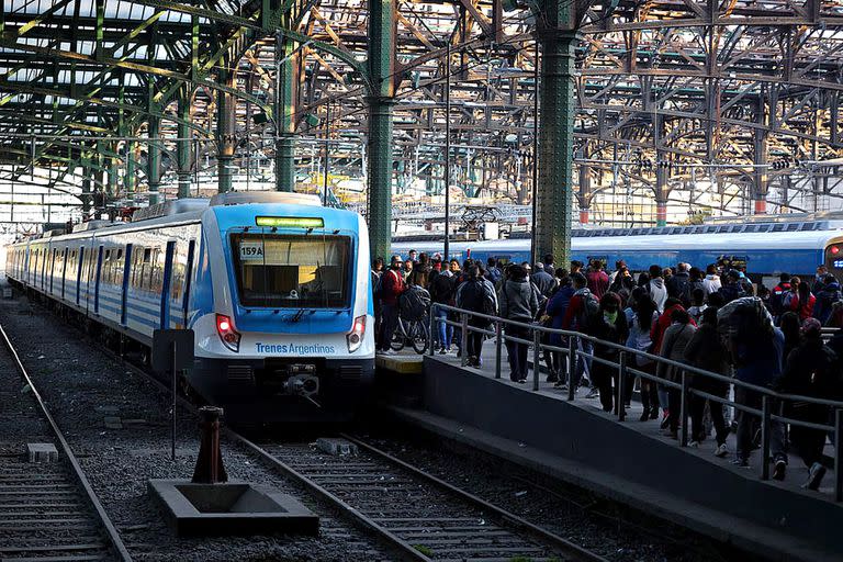 Caos y cierre de la estación Constitución por un piquete de trabajadores en las vías