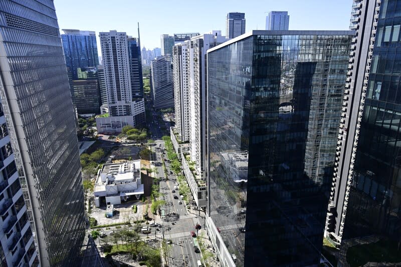 一名台灣女子近日在馬尼拉都會區帕拉納圭市大樓租屋處，遭埋伏在內的歹徒擄走拘禁。代表處呼籲旅菲國人慎選管制嚴格的社區大樓，注意居住安全。圖為馬尼拉都會區景象。（中央社）