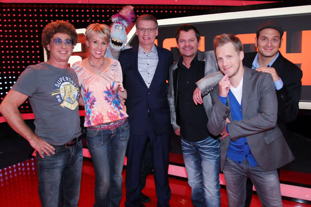 Ein Pferd, sechs Komiker, zwei Moderatoren (Bild: RTL)