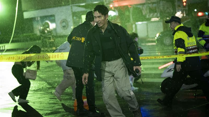 李李仁在《96分鐘》暴雨中面對大災難。（圖／華影國際提供）