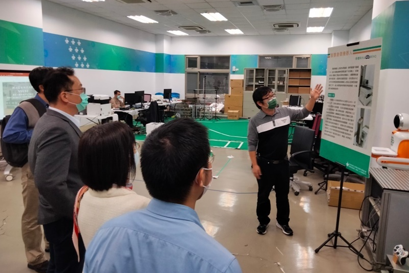 電機系賴俊吉老師介紹機器人培訓基地