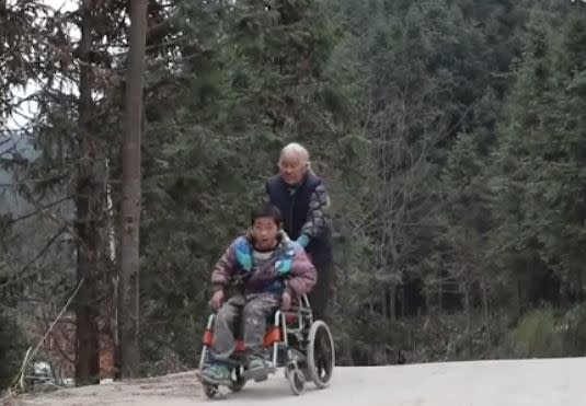 Shi Yuying walks 15 miles a day to take her grandson to school (screen grab): Pear Video