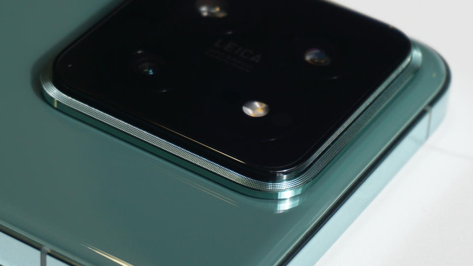 Xiaomi 14 review Cloud de Paris design closeup