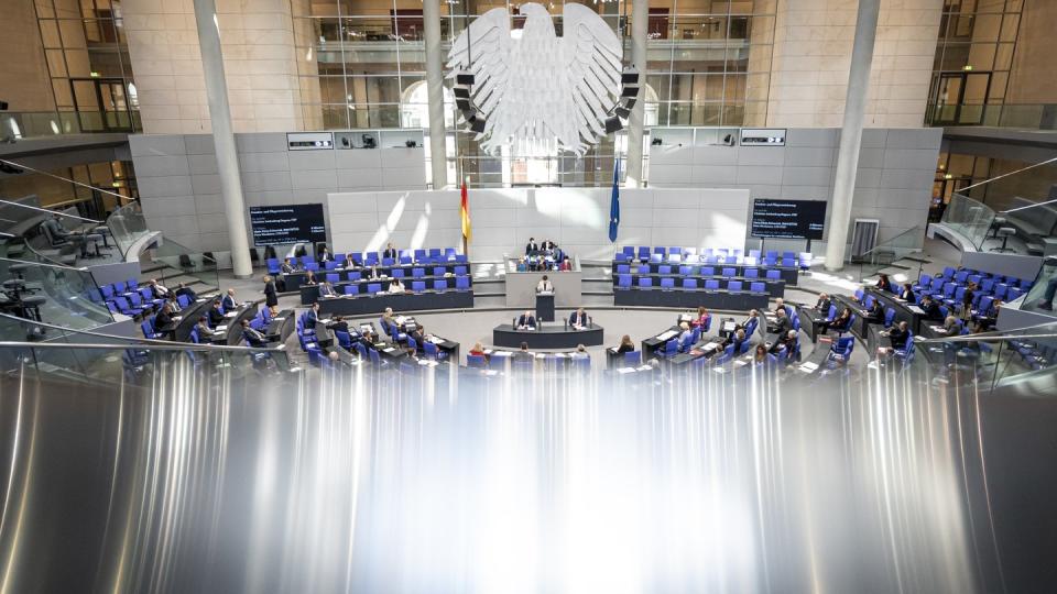 Die Abgeordneten verfolgen die Sitzung des Bundestages. (Bild: dpa)